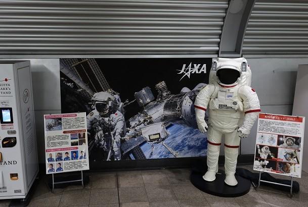 顔出し宇宙服の展示の写真